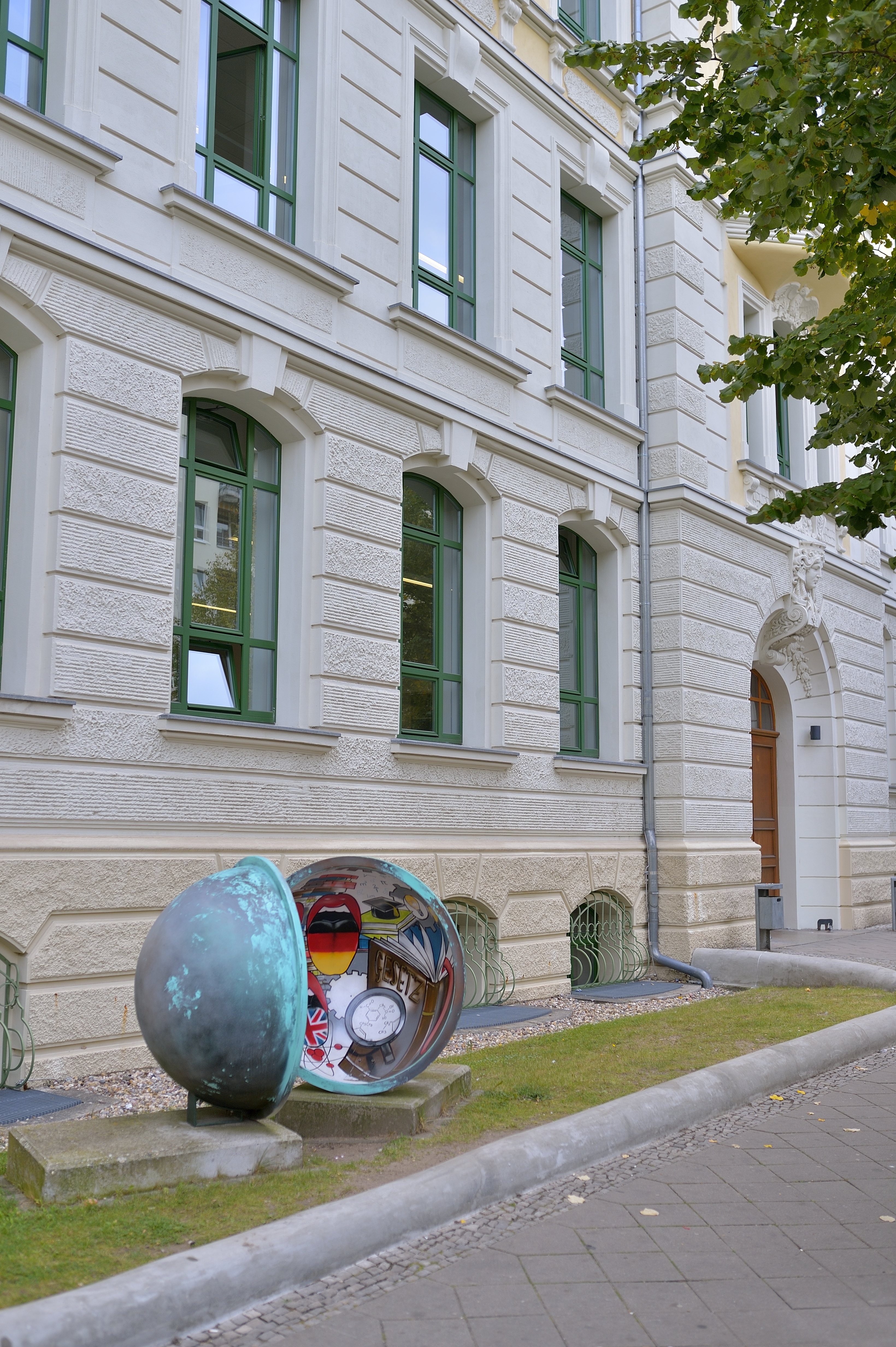 Moderne Fassade des Schulgebäudes am Krökentor